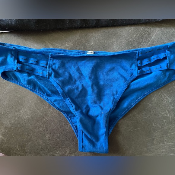 🎈Lot of Victoria Secrets Panties, SZ MEDIUM
5 Brand New, Never worn, 2010s - Picture 16 of 16